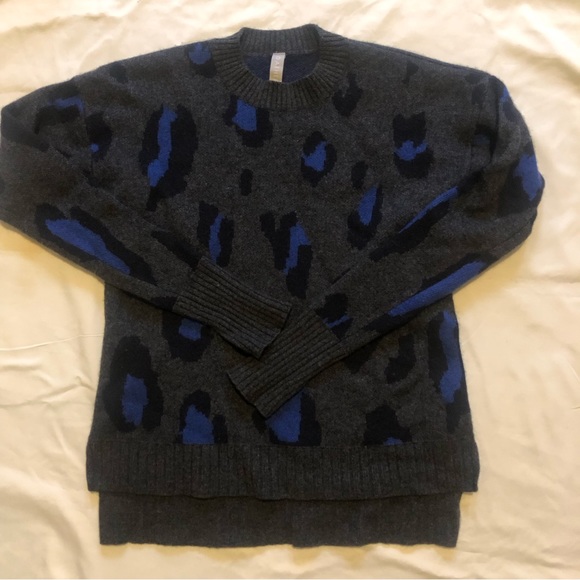 ❤️Athleta Wool Cashmere Crew Neck High Low Sweater Animal Print Grey Blue XS - Picture 3 of 8